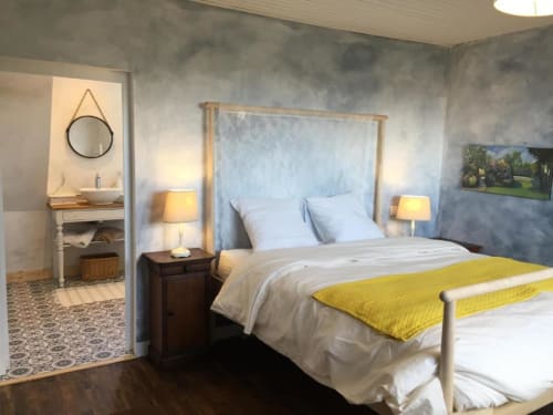 Chambre double L'Ermitage à Saint-Vaast-la-Hougue avec lit à baldaquin, vue sur jardin et salle de bain privée