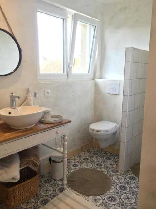 Salle de bain moderne à L'Ermitage B&B à Saint-Vaast-la-Hougue avec vasque, toilettes et carrelage à motifs