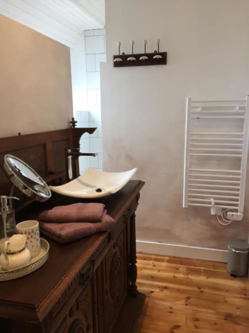 Chambre double L'Ermitage avec vasque en bois, porte-serviettes blanc et murs beige à Saint-Vaast-la-Hougue