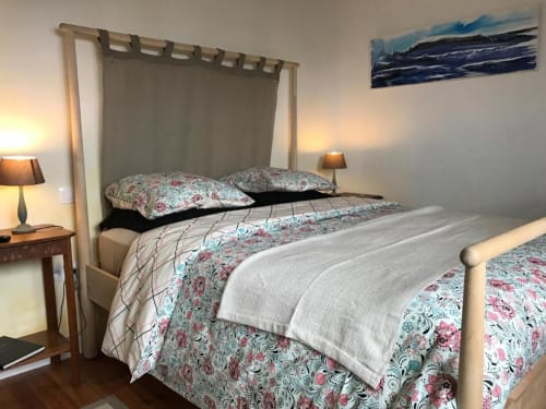 Lit double avec parure florale à L'Ermitage B&B à Saint-Vaast-la-Hougue, France