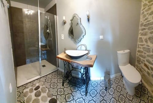Salle de bain moderne aux Forges Du Lou avec vasque sur socle vintage, miroir décoratif, douche à l'italienne, WC et