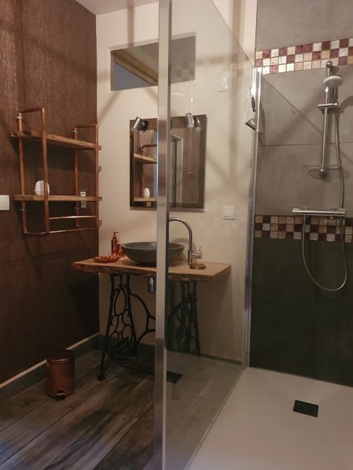 Salle de bains moderne avec douche à l'italienne, vasque design et robinetterie en cuivre à l'hôtel-boutique Les Forges Du Lou à Jugon-les-Lacs