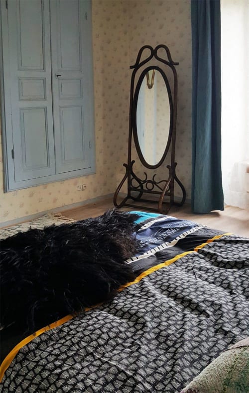 Chambre aux Forges Du Lou avec miroir sur pied orné, literie à motifs et mobilier classique à Jugon-les-Lacs