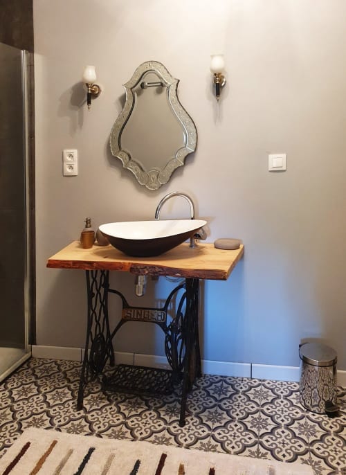 Salle de bain moderne avec vasque noire et miroir argenté orné, Les Forges Du Lou, hôtel boutique à Jugon-les-Lacs