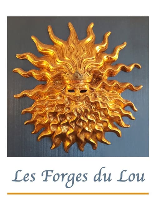 Soleil doré aux rayons ondulés, logo Les Forges du Lou, gîte Jugon-les-Lacs