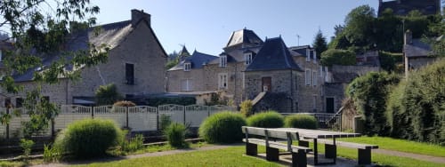 Extérieur du gîte Les Forges Du Lou avec manoir en pierre, jardins soignés et coin pique-nique à Jugon-les-Lacs, France