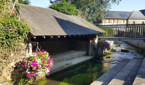 Moulin en pierre historique aux toits de chaume près du ruisseau aux Forges Du Lou, Jugon-les-Lacs, France