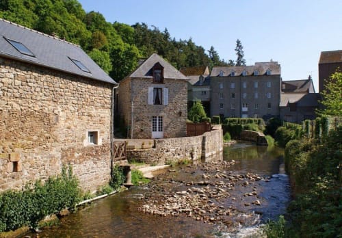 Bâtiments historiques en pierre au bord de la rivière aux Forges du Lou, gîte de charme à Jugon-les-Lacs, France