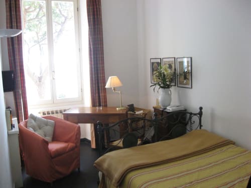 Zimmer des Hotel Beau Rivage in Alassio mit Schreibtisch, Sessel und Meerblickfenstern