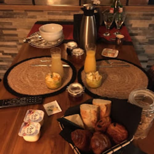 Petit-déjeuner élégant au Love And Spa B&B de Meynes : champagne, viennoiseries et couverts pour deux