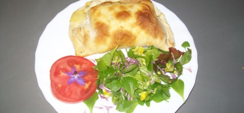 Feuilletage doré garni de tomate fraîche et salade verte agrémentée de fleurs comestibles à L'étape Du Fanfoué, Chamrousse