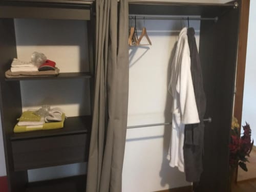 Dressing, chambre double, Cheseaux-sur-Lausanne, Suisse.
