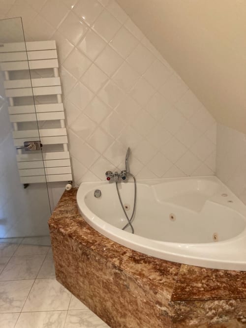 Baignoire d'angle luxueuse avec robinetterie de douche au Château de Ré, Le Petit Pressigny
