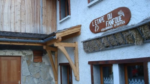 L'étape Du Fanfoué BnB à Chamrousse avec ses poutres en bois rustique, détails en pierre et architecture Alpine traditionnelle