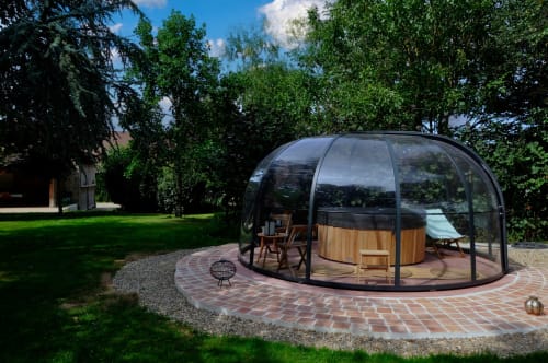 Bubble hot tub enclosure in garden at Aux Prés Du Berry, Chavin, France