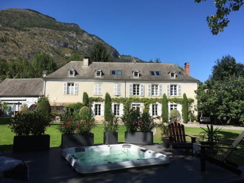 Authenticité, confort, tranquillité et bien être sont les maitres mots de notre domaine situé dans les Hautes Pyrénées, à 2mn du Parc Animalier, du centre ville d'Argeles Gazost, 15mn de Lourdes, 1h de Tourmalet, Gavarnie, Pic du Midi et 30mn de Cauterets et Val d'Azun