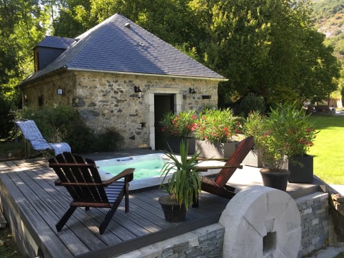 Moments de détente garantis dans le jacuzzi après une journée vélo, randonnées ou visite de nos lieux mythiques des Pyrénées (Gavarnie, Lourdes, Pic du Midi, Le Tourmalet, Le Val d'Azun, les thermes...)
