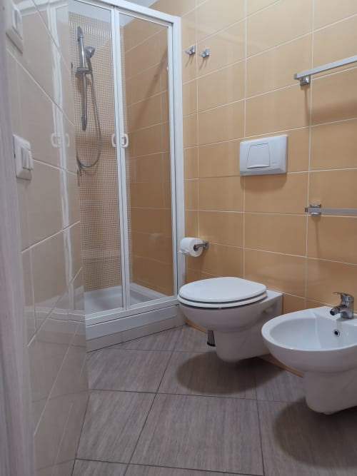 Modern bathroom in Apartment Orange at Casa Vacanze Del Golfo, Castellammare del Golfo, with shower, toilet, sink and beige