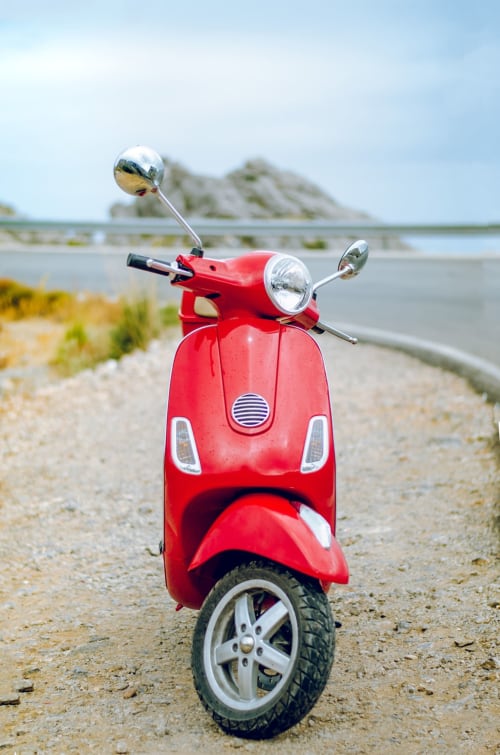 Vespa rossa sulla spiaggia di Castellammare del Golfo, Casa Vacanze Del Golfo