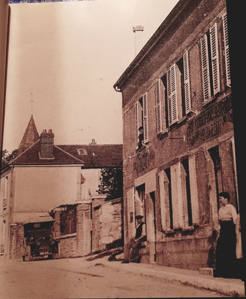 Vue historique du cottage Le Petit Nid d'Aigle à Giverny, France, montrant l'architecture traditionnelle en brique et le jardin
