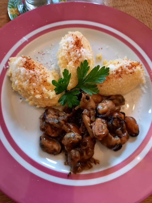 Dîner élégamment dressé aux Prés du Berry : gnocchis de pommes de terre crémeuses au paprika, garni de champignons sautés
