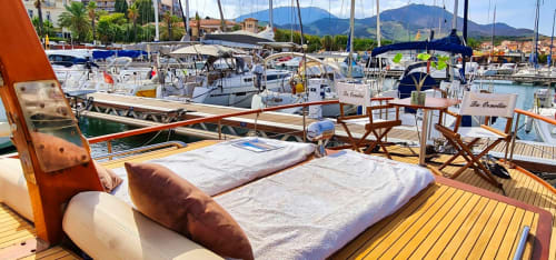 Holiday accommodation with sea view on a yacht in the port of Banyuls in the Mediterranean. 