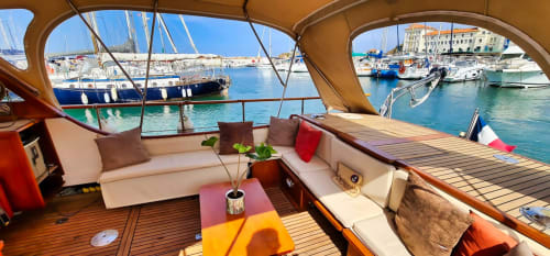 Furnished tourist accommodation in the marina in the middle of the boats. Peace and relaxation in this holiday accommodation. 