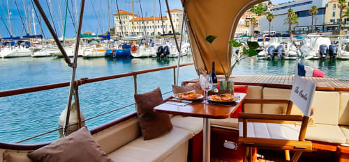 Aménagement gastronomique de luxe sur yacht à Banyuls-sur-Mer avec vue mer, vin et bateaux en arrière-plan