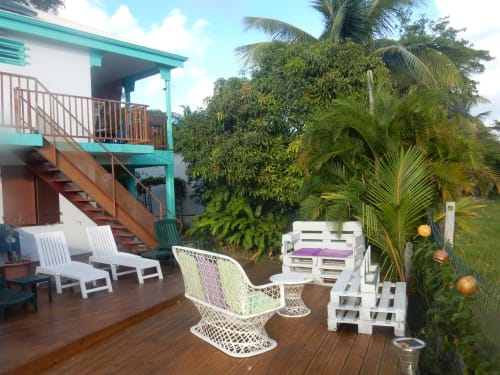 Bungalow caribéen Caribgites à Sainte-Anne, Guadeloupe avec jardin tropical, terrasse bois et espaces de détente