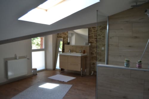 Modern bathroom in Suite du Meunier at Logis De La Bénétière, Treize-Vents, with double vanity, walk-in shower, and skylight