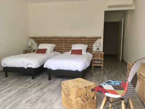 Deux lits jumeaux aux draps blancs et oreillers rouges dans une chambre d'hôte moderne au Domaine Des Bois Argentés, Pruniers-en-Sologne