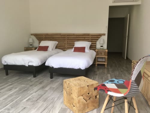 Lits jumeaux avec oreillers rouges dans une chambre avec vue sur le jardin au Domaine Des Bois Argentés, un gîte français, avec décor en bois
