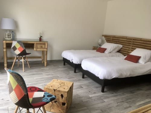 Lits jumeaux aux draps blancs à la Domaine Des Bois Argentés, gîte français avec mobilier bois et vue sur jardin