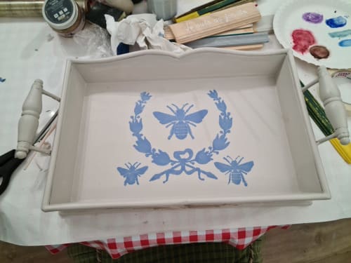 Plateau blanc avec abeille bleue et couronne florale dans l'atelier d'artiste du Petit Nid d'Aigle, Giverny