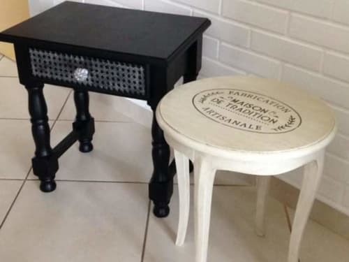 Tables d'appoint noir et blanc avec détails décoratifs dans une chambre de gîte à Giverny