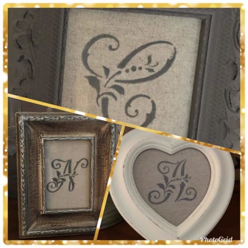 Monogrammes encadrés et décoration en forme de cœur à la boutique-auberge Le Petit Nid d'Aigle, Giverny