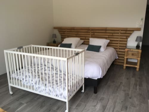 Chambre familiale du Domaine Des Bois Argentés avec lit bébé blanc et lit double à tête de lit en bois