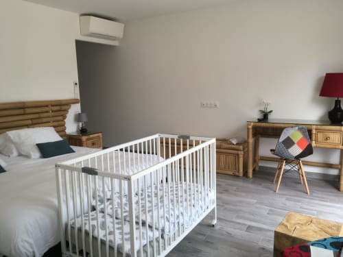 Chambre avec lit blanc bébé, lit en bois, bureau et chaise au Domaine Des Bois Argentés à Pruniers-en-Sologne