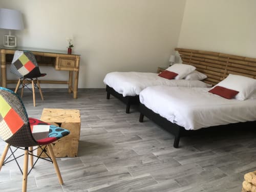 Deux lits jumeaux aux draps blancs dans la chambre d'hôte moderne du Domaine Des Bois Argentés, Sologne
