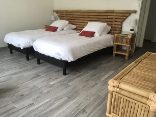 Deux lits jumeaux avec draps blancs et oreillers rouges dans une chambre avec vue sur le jardin au Domaine Des Bois Argentés, Pruniers-en-Sologne