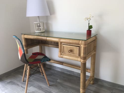 Bureau en bois avec plateau en verre et chaise colorée à la maison d'hôtes Domaine Des Bois Argentés à Pruniers-en-Sologne