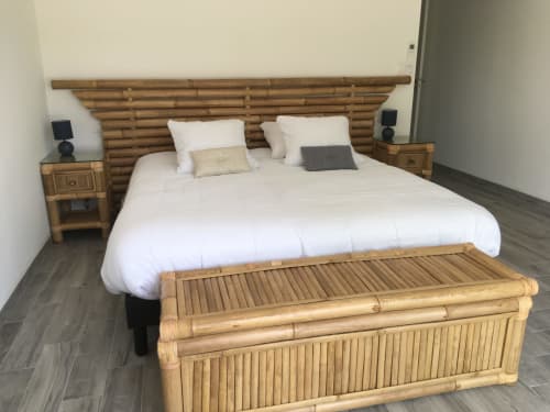 Chambre style bambou au Domaine Des Bois Argentés avec literie blanche, tables de nuit en bois et vue sur le jardin