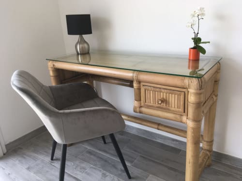 Bureau moderne aux plateaux verre et base en bois dans une chambre avec vue jardin au Domaine Des Bois Argentés