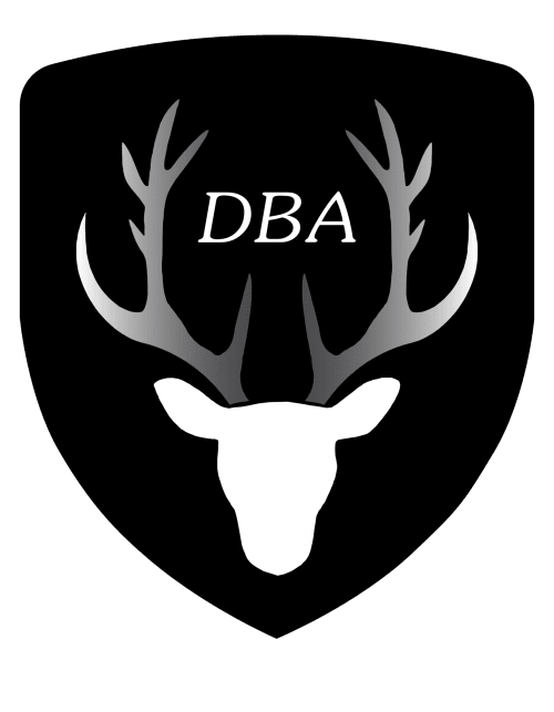 Logo DBA avec une tête de cerf et ses bois sur un blason pour Domaine Des Bois Argentés, Pruniers-en-Sologne