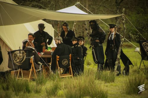 Campement de reconstitution médiévale avec costumes d'époque et tentes au Domaine Des Bois Argentés, Pruniers-en-Sologne