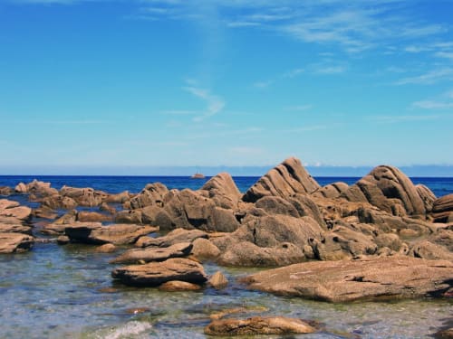 Côte rocheuse de granit aux eaux turquoise à La Trinité-sur-Mer, Bretagne
