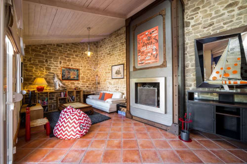 Chambre d'hôtes chaleureuse à Mer et Maisons, La Trinité sur Mer, avec murs en pierre, carrelage en terre cuite et décoration nautique