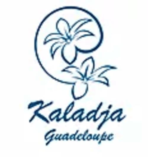 Logo Gites Kaladja Guadeloupe con fiori e design circolare, bed and breakfast Port-Louis