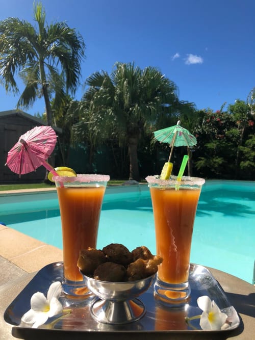 Due cocktail tropicali con ombrellini accanto alla piscina turchese di Gites Kaladja, Port-Louis, Guadalupa