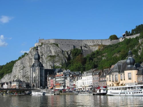 Dinant, ville riveraine avec forteresse sur la falaise, Belgique - près de l'hôtel Le Moulin Des Ramiers